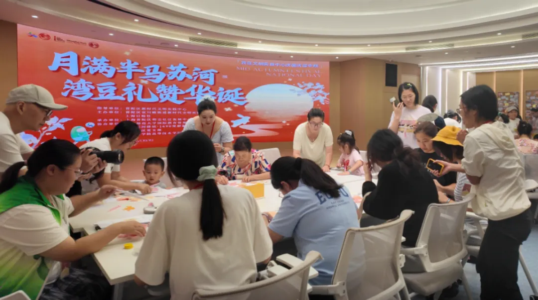 我在文明实践中心过中秋｜压月饼、做香囊、玩投壶！“半马苏河”这场游园会让中外友人玩嗨了